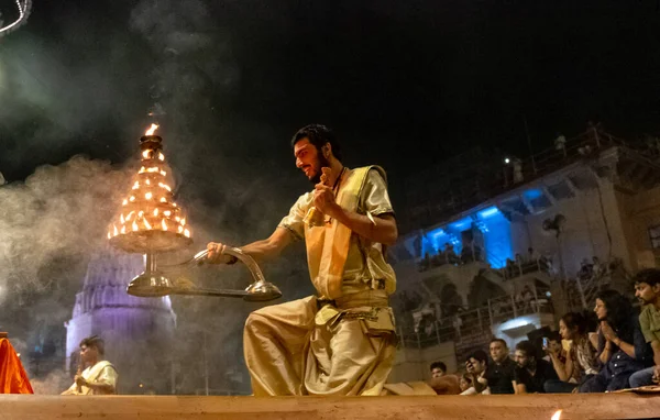 Varanasi Uttar Pradesh India Duben 2019 Kněz Předvádí Slavnou Maa — Stock fotografie
