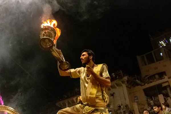 Varanasi Uttar Pradesh India April 2019 一位在瓦拉纳西市Daswamedh Ghat举行著名的Maa Ganga Aarti仪式的牧师 — 图库照片