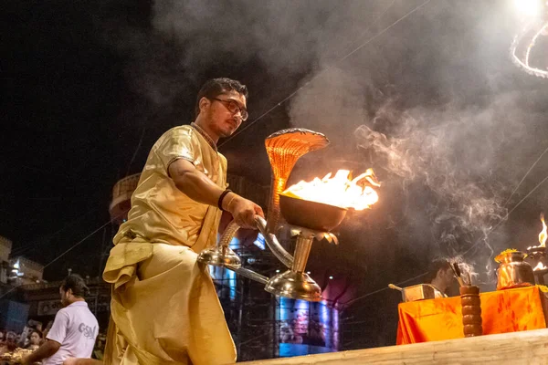Varanasi Uttar Pradesh India April 2019 Priest Performing Famous Maa — стоковое фото