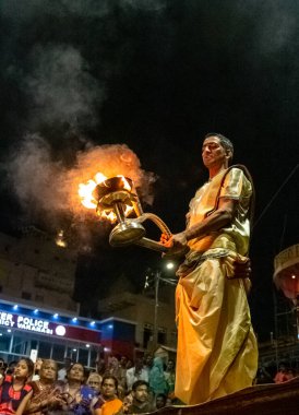 VARANASI, UTTAR PRADESH, INDIA - Nisan 2019: Varanasi şehrindeki Daswamedh ghat 'ta Maa Ganga aarti töreni yapan bir rahip.