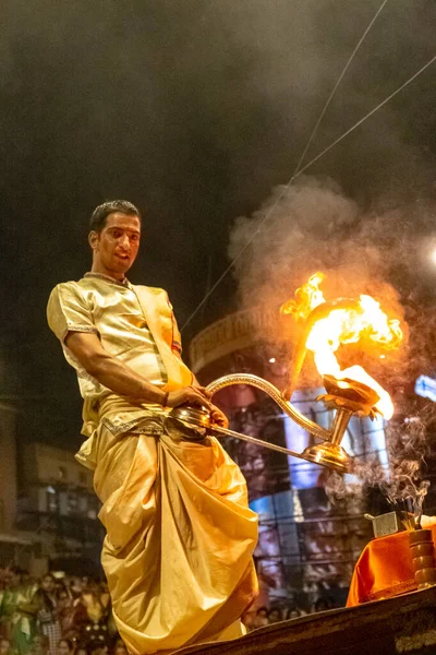 Varanasi Uttar Pradesh India Abril 2019 Sacerdote Realiza Una Famosa —  Fotos de Stock