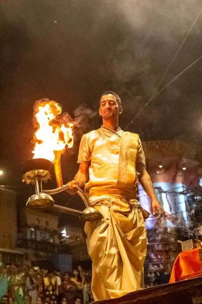 インド ウッタル プラデシュ州バラナシ市のダシュワメッド ガットで有名なマアガンガ アアリの儀式を行う司祭 エイプリル2019 バラナシ市のダシュワメッド ガットで有名なマアガンガの儀式を行う司祭 — ストック写真