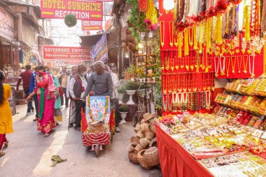 Haridwar, Uttarakhand, Hindistan - Şubat 2021: Kumbh mela sırasındaki Har ki Pauri ghat yakınlarındaki Haridwar kentinde sokak veya yerel pazar manzarası.