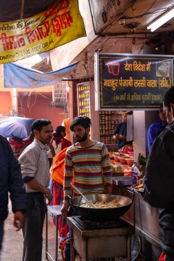 Haridwar, Uttarakhand, Hindistan - Şubat 2021: Kumbh mela sırasındaki Har ki Pauri ghat yakınlarındaki Haridwar kentinde sokak veya yerel pazar manzarası.