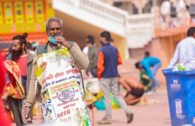 HARIDWAR, INDIA - Şubat 2021: Haridwar 'da Kumbh mela' da mikrofonlu yaşlı bir Hintlinin portresi.