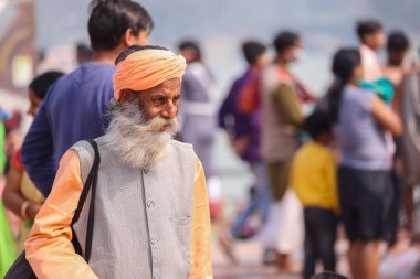 HARIDWAR, INDIA, FEBRUARY 2021: Kumbh festivaline katılan geleneksel safran elbiseli Hint Sadhu 'nun portresi. Maha Kumbh Mela her 12 yılda bir yapılan büyük bir hac yolculuğu..