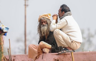 HARIDWAR, INDIA, FEBRUARY 2021: Kumbh festivaline katılan geleneksel safran elbiseli Hint Sadhu 'nun portresi. Maha Kumbh Mela her 12 yılda bir yapılan büyük bir hac yolculuğu..