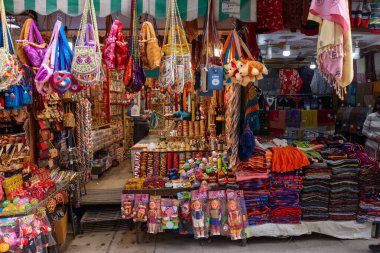 Haridwar, Uttarakhand, Hindistan - Şubat 2021: Kumbh mela sırasındaki Har ki Pauri ghat yakınlarındaki Haridwar kentinde sokak veya yerel pazar manzarası.