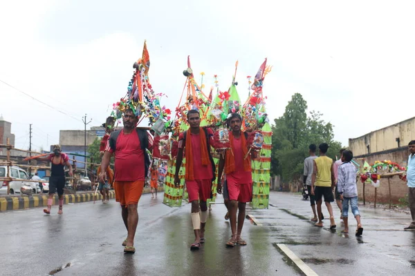 Ghaziabad Uttar Pradesh India Lipiec 2019 Hinduski Wielbiciel Niosący Kanwar — Zdjęcie stockowe