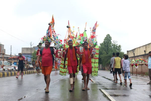 Ghaziabad Uttar Pradesh India July 2019 어깨에 다니며 스러운 맨발로 — 스톡 사진