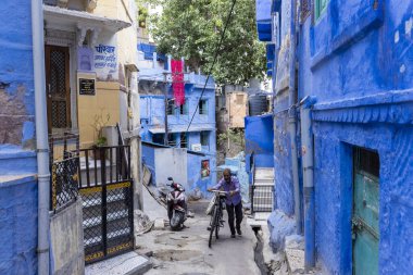 JODHPUR, RAJASTHAN, INDIA - HAZİRAN 2021: Mavi Jodhpur şehrinin parlak mavi renkli caddesi ve evleri.