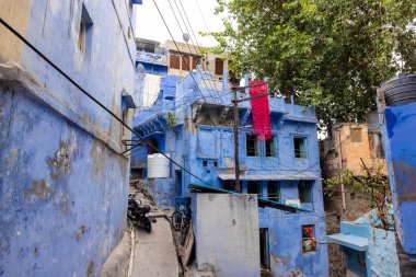 JODHPUR, RAJASTHAN, INDIA - HAZİRAN 2021: Mavi Jodhpur şehrinin parlak mavi renkli caddesi ve evleri.