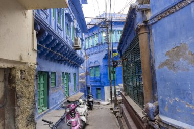 JODHPUR, RAJASTHAN, INDIA - HAZİRAN 2021: Mavi Jodhpur şehrinin parlak mavi renkli caddesi ve evleri.
