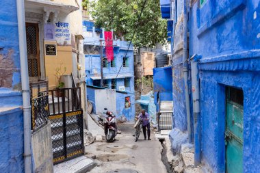 JODHPUR, RAJASTHAN, INDIA - HAZİRAN 2021: Mavi Jodhpur şehrinin parlak mavi renkli caddesi ve evleri.