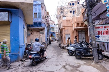 JODHPUR, RAJASTHAN, INDIA - HAZİRAN 2021: Mavi Jodhpur şehrinin parlak mavi renkli caddesi ve evleri.