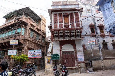 JODHPUR, RAJASTHAN, INDIA - HAZİRAN 2021: Mavi Jodhpur şehrinin parlak mavi renkli caddesi ve evleri.