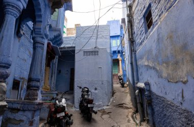 JODHPUR, RAJASTHAN, INDIA - HAZİRAN 2021: Mavi Jodhpur şehrinin parlak mavi renkli caddesi ve evleri.