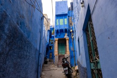 JODHPUR, RAJASTHAN, INDIA - HAZİRAN 2021: Mavi Jodhpur şehrinin parlak mavi renkli caddesi ve evleri.