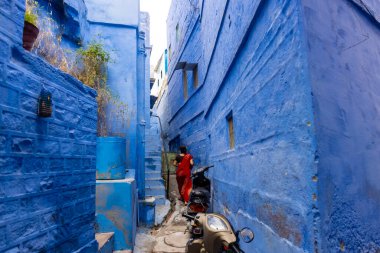 JODHPUR, RAJASTHAN, INDIA - HAZİRAN 2021: Mavi Jodhpur şehrinin parlak mavi renkli caddesi ve evleri.