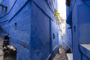 JODHPUR, RAJASTHAN, INDIA - HAZİRAN 2021: Mavi Jodhpur şehrinin parlak mavi renkli caddesi ve evleri.
