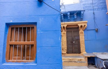 JODHPUR, RAJASTHAN, INDIA - HAZİRAN 2021: Mavi Jodhpur şehrinin parlak mavi renkli caddesi ve evleri.