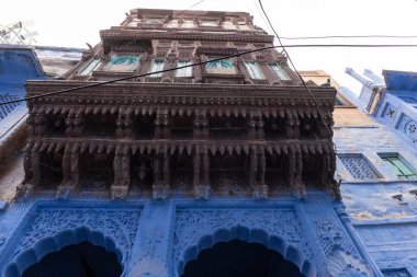 JODHPUR, RAJASTHAN, INDIA - HAZİRAN 2021: Mavi Jodhpur şehrinin parlak mavi renkli caddesi ve evleri.