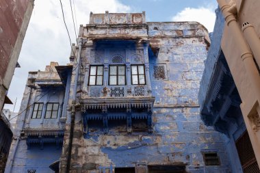 JODHPUR, RAJASTHAN, INDIA - HAZİRAN 2021: Mavi Jodhpur şehrinin parlak mavi renkli caddesi ve evleri.
