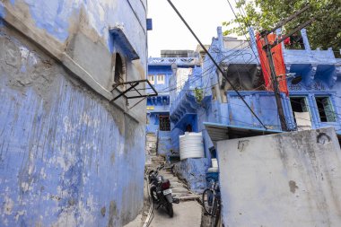 JODHPUR, RAJASTHAN, INDIA - HAZİRAN 2021: Mavi Jodhpur şehrinin parlak mavi renkli caddesi ve evleri.