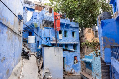 JODHPUR, RAJASTHAN, INDIA - HAZİRAN 2021: Mavi Jodhpur şehrinin parlak mavi renkli caddesi ve evleri.
