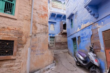 JODHPUR, RAJASTHAN, INDIA - HAZİRAN 2021: Mavi Jodhpur şehrinin parlak mavi renkli caddesi ve evleri.
