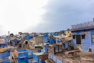 JODHPUR, RAJASTHAN, INDIA - HAZİRAN 2021: Mavi Jodhpur şehrinin parlak mavi renkli caddesi ve evleri.