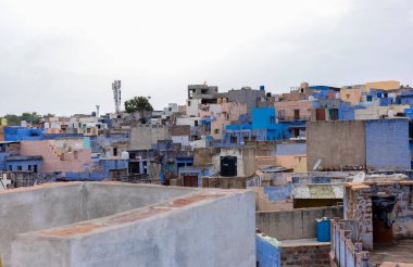 JODHPUR, RAJASTHAN, INDIA - HAZİRAN 2021: Mavi Jodhpur şehrinin parlak mavi renkli caddesi ve evleri.