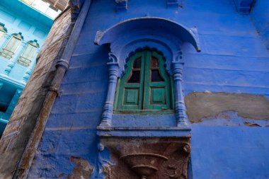 JODHPUR, RAJASTHAN, INDIA - HAZİRAN 2021: Mavi Jodhpur şehrinin parlak mavi renkli caddesi ve evleri.