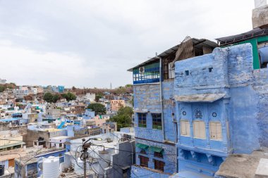 JODHPUR, RAJASTHAN, INDIA - HAZİRAN 2021: Mavi Jodhpur şehrinin parlak mavi renkli caddesi ve evleri.