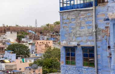 JODHPUR, RAJASTHAN, INDIA - HAZİRAN 2021: Mavi Jodhpur şehrinin parlak mavi renkli caddesi ve evleri.