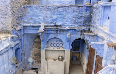 JODHPUR, RAJASTHAN, INDIA - HAZİRAN 2021: Mavi Jodhpur şehrinin parlak mavi renkli caddesi ve evleri.