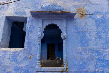 JODHPUR, RAJASTHAN, INDIA - HAZİRAN 2021: Mavi Jodhpur şehrinin parlak mavi renkli caddesi ve evleri.