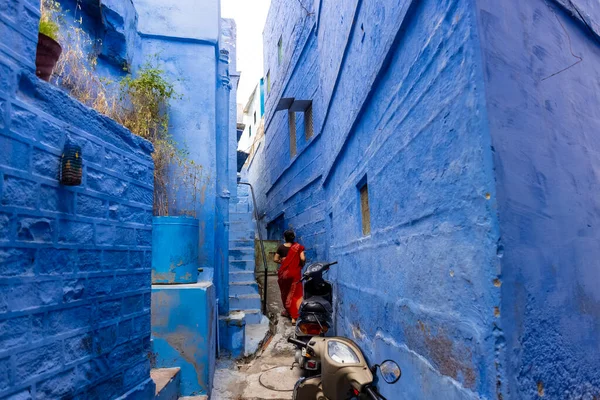 JODHPUR, RAJASTHAN, INDIA - HAZİRAN 2021: Mavi Jodhpur şehrinin parlak mavi renkli caddesi ve evleri.