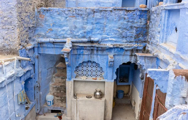 JODHPUR, RAJASTHAN, INDIA - HAZİRAN 2021: Mavi Jodhpur şehrinin parlak mavi renkli caddesi ve evleri.