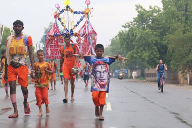 GHAZIABAD, UTTAR PRADESH, INDIA - Temmuz 2019: Kanwar 'ı omuzlarında taşıyan bir Hindu müridi, her yıl sokaklarda çıplak ayakla kutsal Ganga suyuyla kanwar yatını icra ediyor..