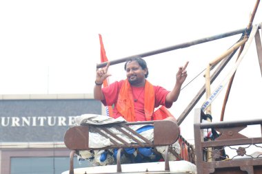 GHAZIABAD, UTTAR PRADESH, INDIA - Temmuz 2019: Kanwar 'ı omuzlarında taşıyan bir Hindu müridi, her yıl sokaklarda çıplak ayakla kutsal Ganga suyuyla kanwar yatını icra ediyor..