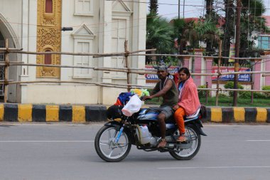GHAZIABAD, UTTAR PRADESH, INDIA - Temmuz 2019: Kanwar 'ı omuzlarında taşıyan bir Hindu müridi, her yıl sokaklarda çıplak ayakla kutsal Ganga suyuyla kanwar yatını icra ediyor..