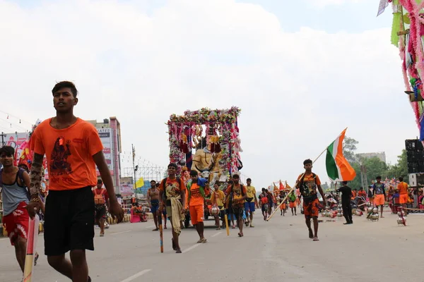 Ghaziabad Uttar Pradesh India July 2019 어깨에 다니며 스러운 맨발로 — 스톡 사진