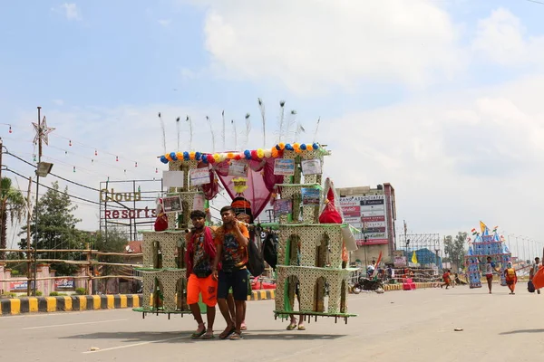 Ghaziabad Uttar Pradesh India Temmuz 2019 Kanwar Omuzlarında Taşıyan Bir — Stok fotoğraf