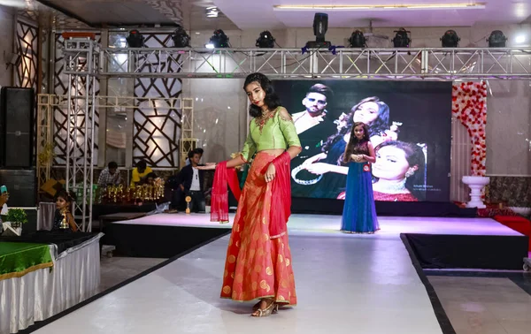 Noida India Julio 2021 Belleza Desfile Show Joven Mujer India — Foto de Stock