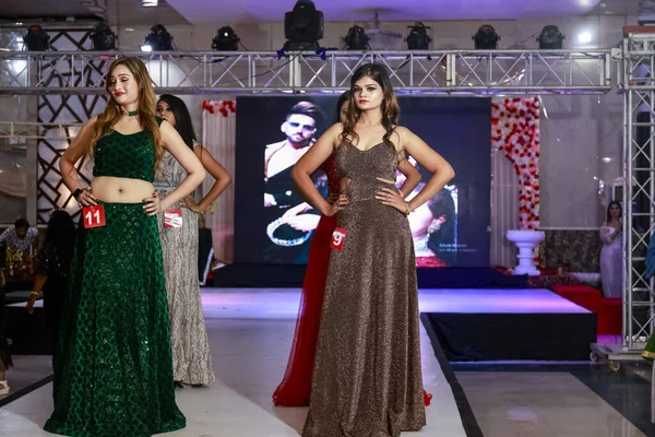 Noida インド 2021年7月 美容ページェントショー 若いインド人女性が民族衣装でページェントファッションショーでランプウォークを実行 — ストック写真