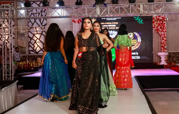 Noida India Juli 2021 Skönhetstävling Show Ung Indisk Kvinna Utför — Stockfoto