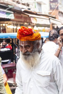 VRINDAVAN, UTTAR PRADESH, INDIA - AĞUSTOS 2021: Krishna Janmashtami, Hintli yaşlı adamın (Sadhu) portresi Krishna Janmashtami 'nin kutlaması için Vrindavan sokaklarında yürüyor.