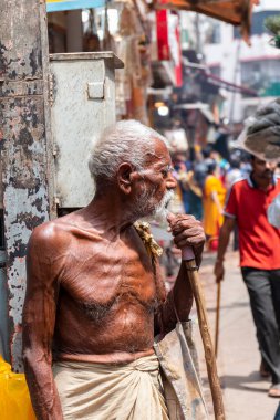 VRINDAVAN, UTTAR PRADESH, INDIA - AĞUSTOS 2021: Krishna Janmashtami, Hintli yaşlı adamın (Sadhu) portresi Krishna Janmashtami 'nin kutlaması için Vrindavan sokaklarında yürüyor.