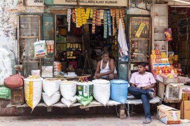 Vrindavan, Uttar Pradesh, Hindistan - Ağustos 2021: Pazar manzarası, market ürünlerini satmak için Vrindavan pazarındaki yerel dükkanların manzarası.